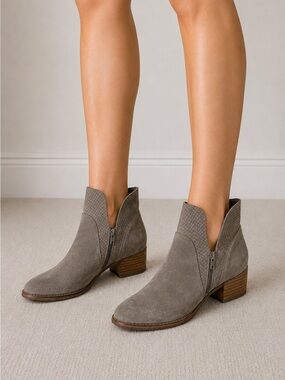 Seychelles Grey Suede Ankle Boots – Size 7.5
👢🌫️ Chic & Comfy
